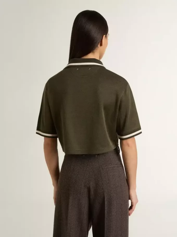 Polo corto de mujer en jersey verde militar con bordado Polo corto de mujer en jersey verde militar con bordado