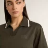 Polo corto de mujer en jersey verde militar con bordado Polo corto de mujer en jersey verde militar con bordado