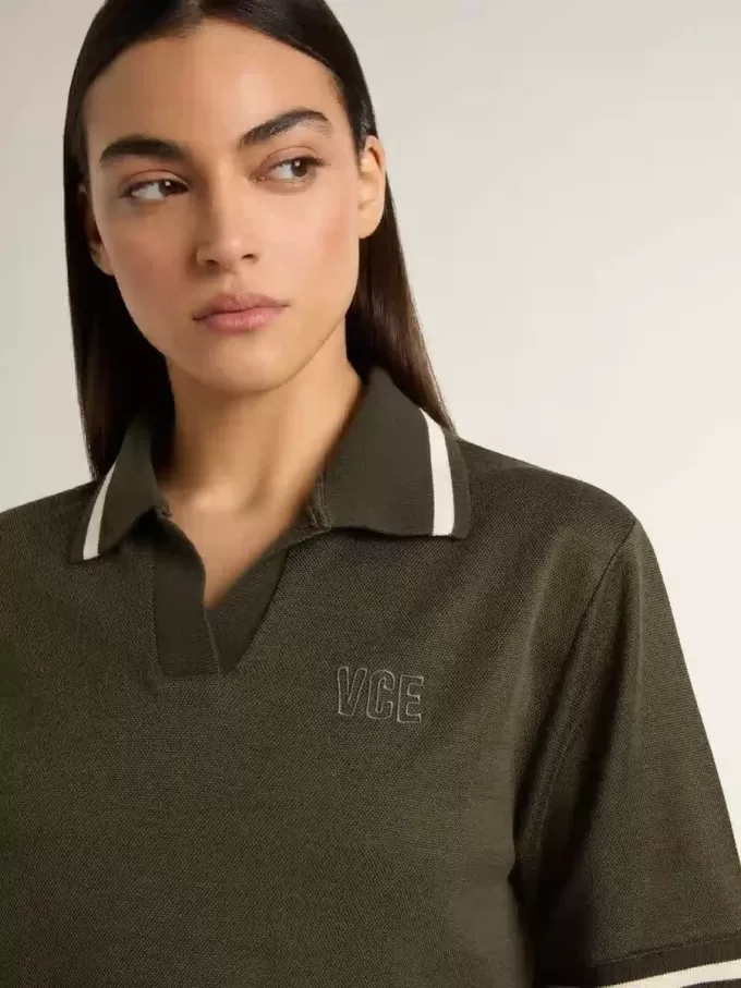 Polo corto de mujer en jersey verde militar con bordado Polo corto de mujer en jersey verde militar con bordado