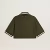 Polo corto de mujer en jersey verde militar con bordado Polo corto de mujer en jersey verde militar con bordado