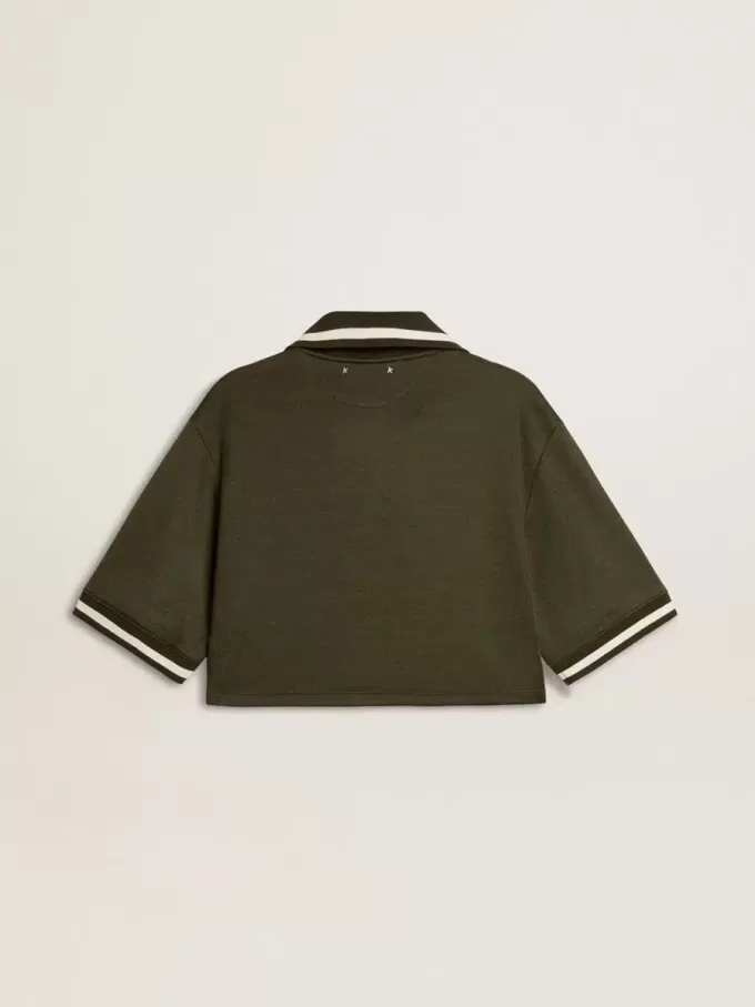 Polo corto de mujer en jersey verde militar con bordado Polo corto de mujer en jersey verde militar con bordado