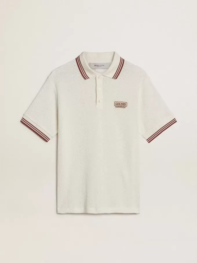 Polo de hombre en punto perforado blanco con detalles de rayas burdeos