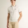 Polo de hombre en punto perforado blanco con detalles de rayas burdeos