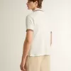 Polo de hombre en punto perforado blanco con detalles de rayas burdeos