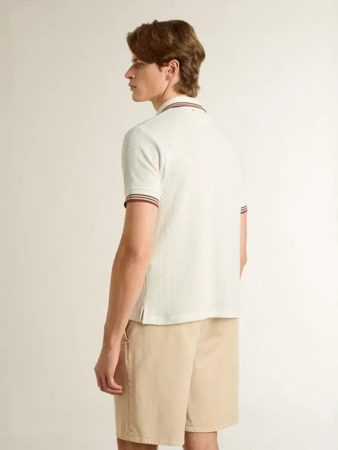 Polo de hombre en punto perforado blanco con detalles de rayas burdeos