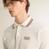 Polo de hombre en punto perforado blanco con detalles de rayas burdeos