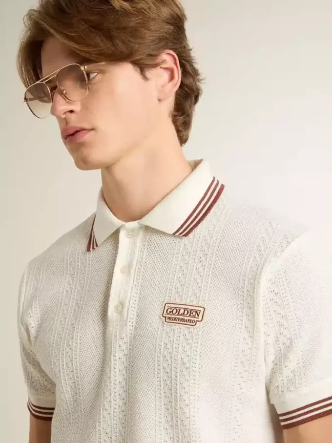 Polo de hombre en punto perforado blanco con detalles de rayas burdeos