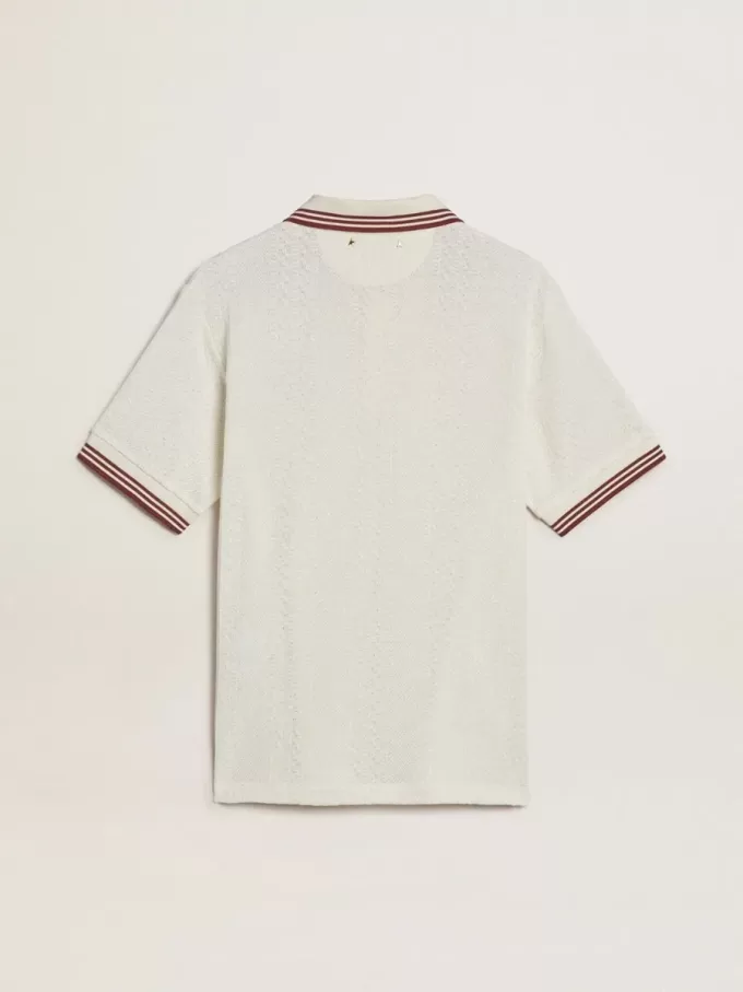 Polo de hombre en punto perforado blanco con detalles de rayas burdeos