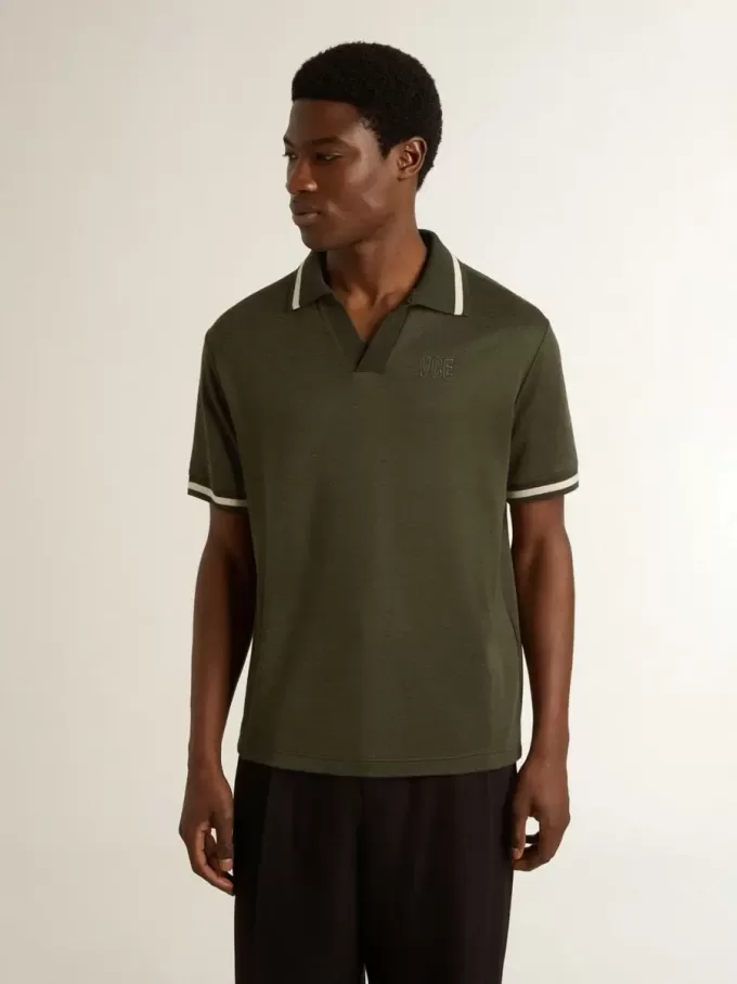 Polo de jersey verde militar para hombre con bordado Polo de jersey verde militar para hombre con bordado