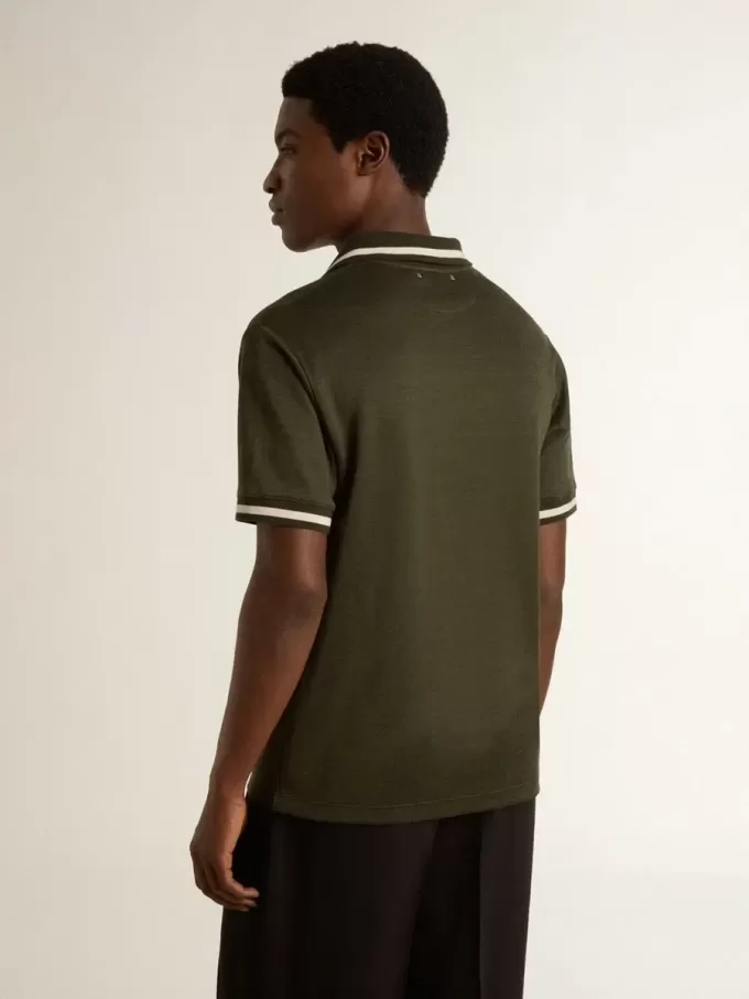Polo de jersey verde militar para hombre con bordado Polo de jersey verde militar para hombre con bordado