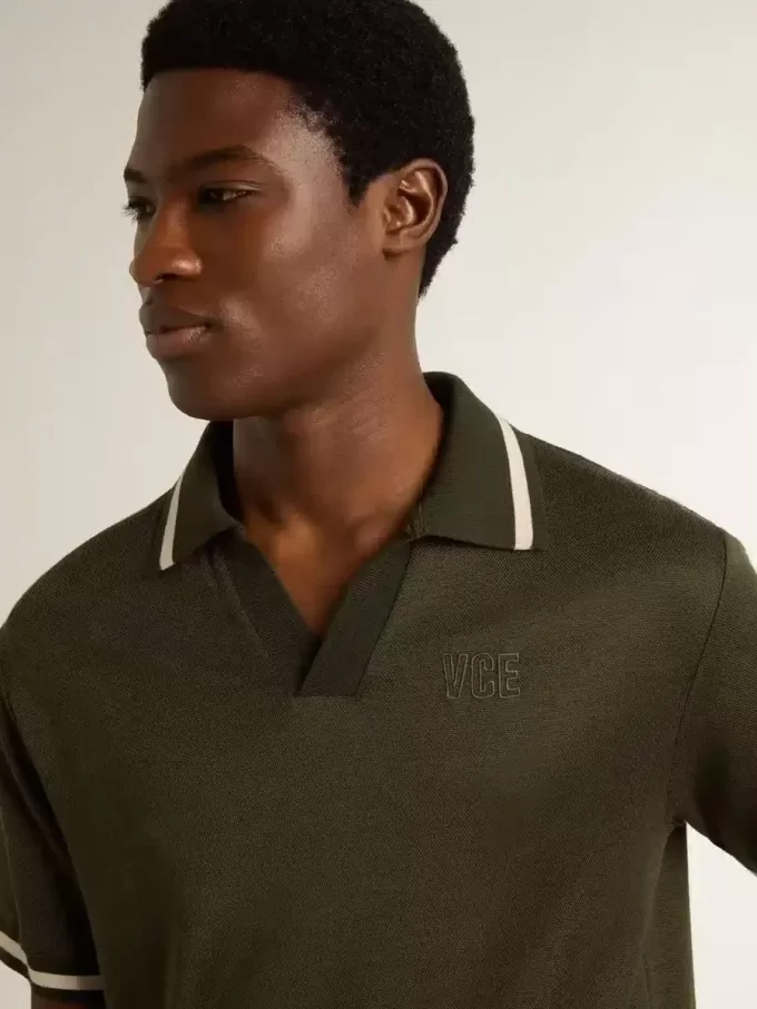 Polo de jersey verde militar para hombre con bordado Polo de jersey verde militar para hombre con bordado