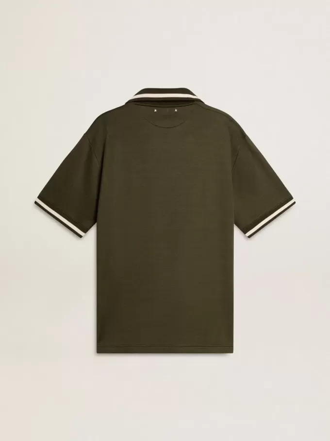 Polo de jersey verde militar para hombre con bordado Polo de jersey verde militar para hombre con bordado