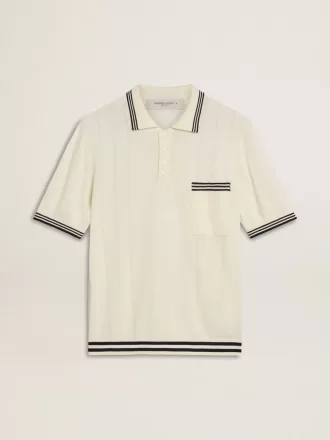 Polo de punto blanco desgastado para hombre con ribetes azules