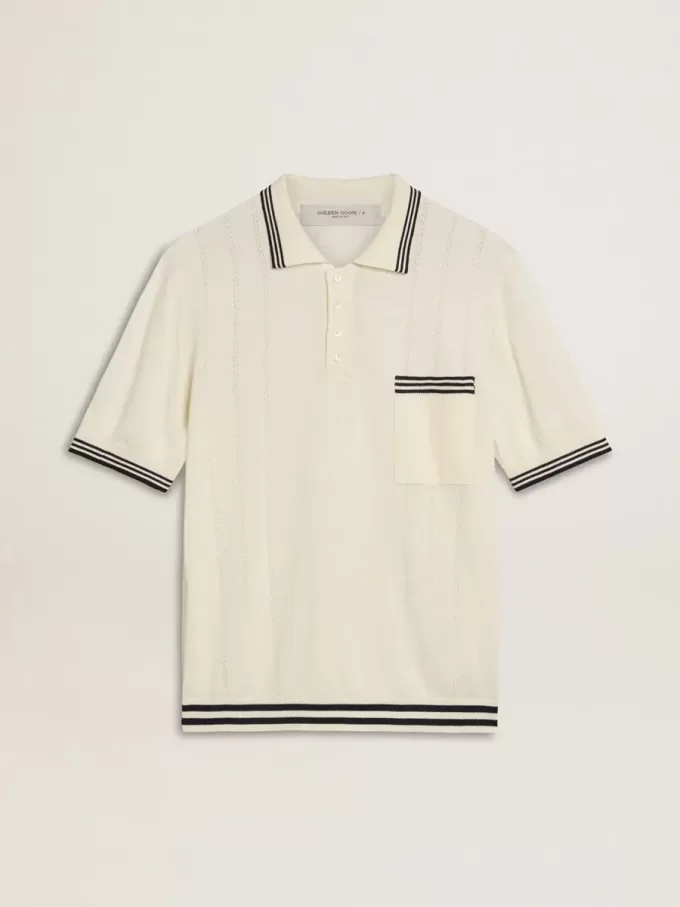 Polo de punto blanco desgastado para hombre con ribetes azules Polo de punto blanco desgastado para hombre con ribetes azules