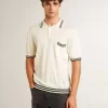 Polo de punto blanco desgastado para hombre con ribetes azules Polo de punto blanco desgastado para hombre con ribetes azules