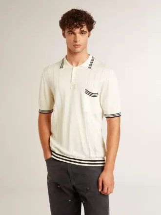 Polo de punto blanco desgastado para hombre con ribetes azules