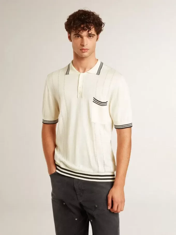 Polo de punto blanco desgastado para hombre con ribetes azules Polo de punto blanco desgastado para hombre con ribetes azules