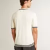 Polo de punto blanco desgastado para hombre con ribetes azules Polo de punto blanco desgastado para hombre con ribetes azules