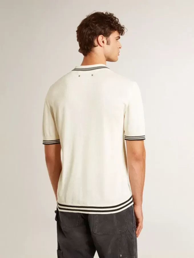 Polo de punto blanco desgastado para hombre con ribetes azules Polo de punto blanco desgastado para hombre con ribetes azules
