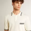 Polo de punto blanco desgastado para hombre con ribetes azules Polo de punto blanco desgastado para hombre con ribetes azules