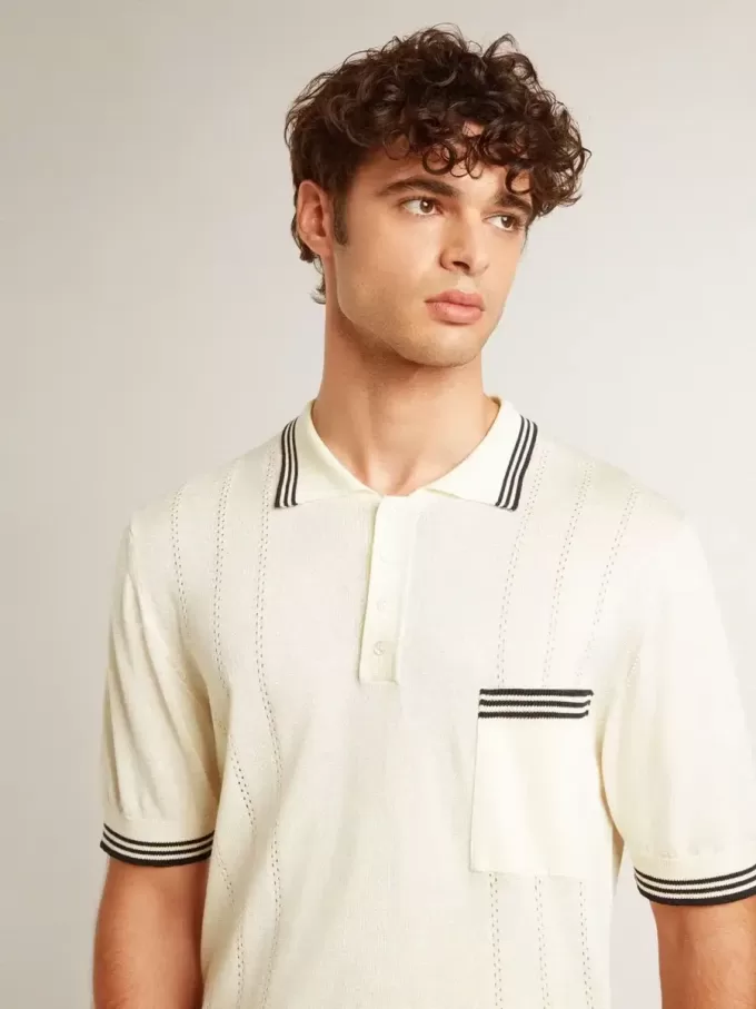 Polo de punto blanco desgastado para hombre con ribetes azules Polo de punto blanco desgastado para hombre con ribetes azules