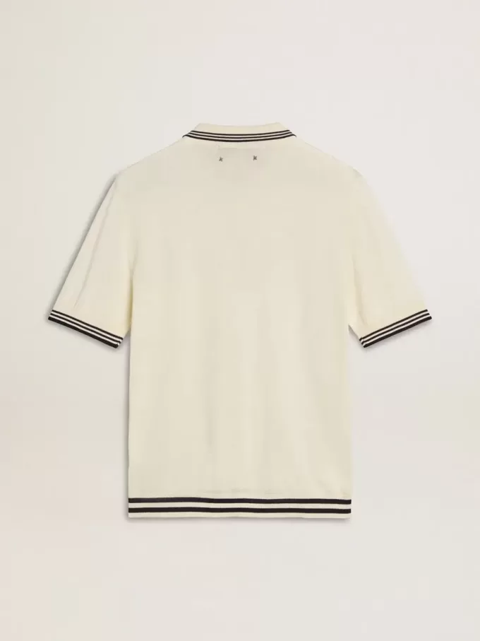 Polo de punto blanco desgastado para hombre con ribetes azules Polo de punto blanco desgastado para hombre con ribetes azules