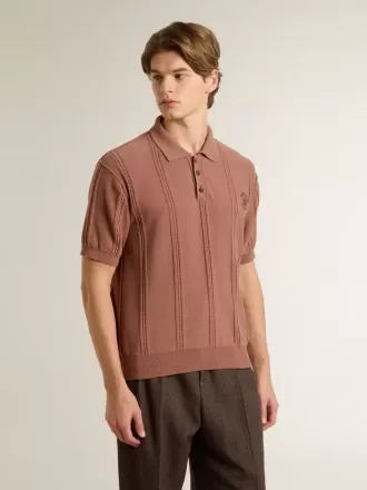 Polo para hombre en color ladrillo con logotipo bordado.