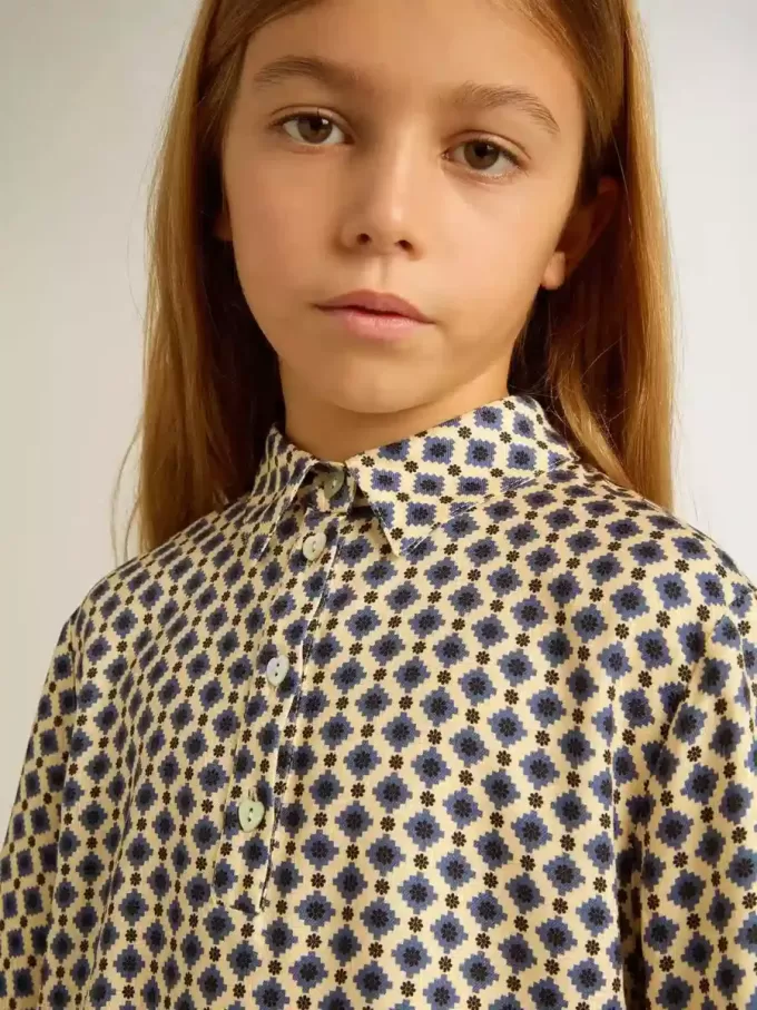 Polo para niña con estampado geométrico Polo para niña con estampado geométrico