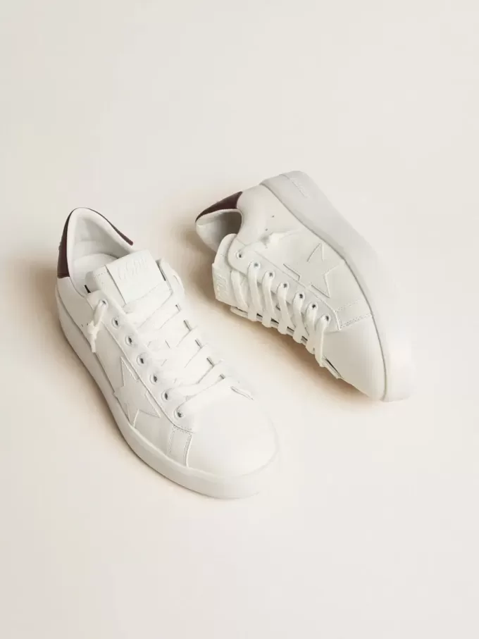Purestar con estrella de cuero blanco y lengüeta del talón de cuero ciruela