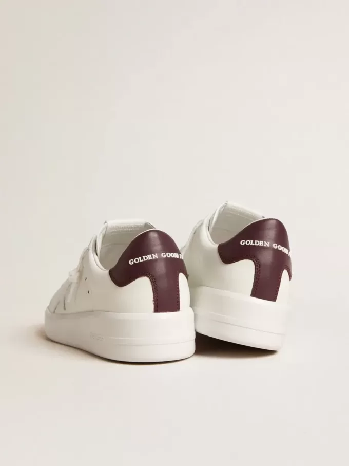 Purestar con estrella de cuero blanco y lengüeta del talón de cuero ciruela