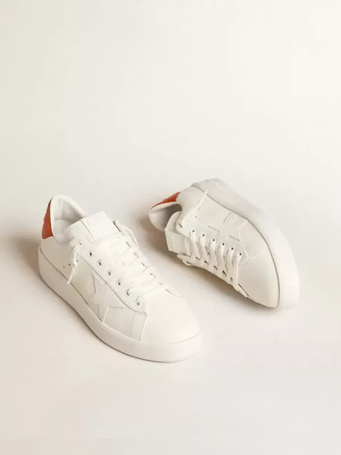 Purestar para hombre con estrella de cuero blanco y lengüeta naranja en el talón