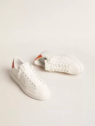 Purestar para mujer con estrella de cuero blanco y lengüeta naranja en el talón