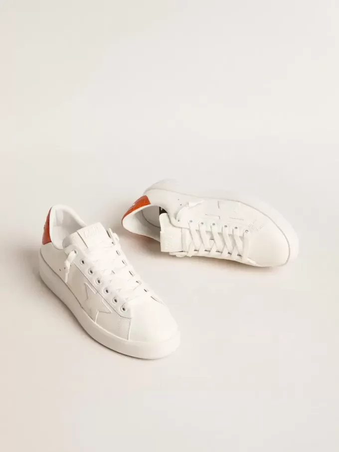 Purestar para mujer con estrella de cuero blanco y lengüeta naranja en el talón