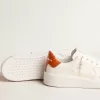 Purestar para mujer con estrella de cuero blanco y lengüeta naranja en el talón