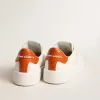Purestar para mujer con estrella de cuero blanco y lengüeta naranja en el talón