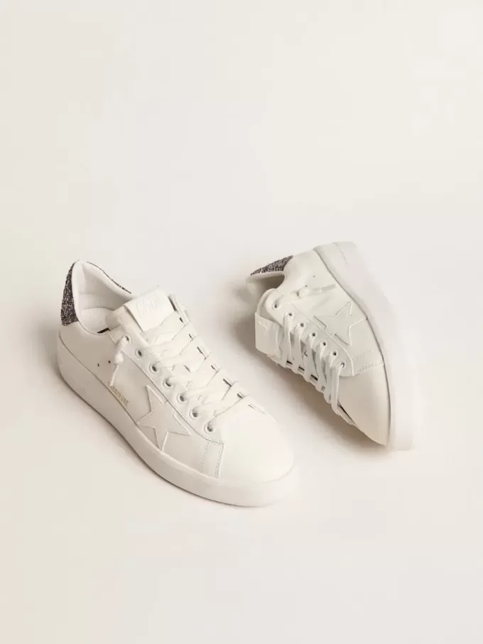 Purestar para mujer con estrella de piel blanca y lengüeta con brillo antracita en el talón Purestar para mujer con estrella de piel blanca y lengüeta con brillo antracita en el talón