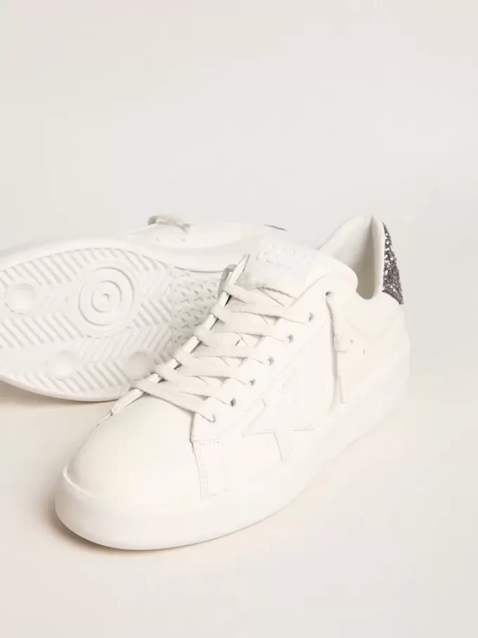 Purestar para mujer con estrella de piel blanca y lengüeta con brillo antracita en el talón Purestar para mujer con estrella de piel blanca y lengüeta con brillo antracita en el talón