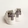 Purestar para mujer con estrella de piel blanca y lengüeta con brillo antracita en el talón Purestar para mujer con estrella de piel blanca y lengüeta con brillo antracita en el talón