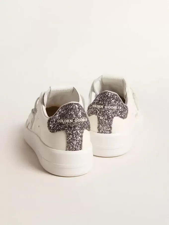 Purestar para mujer con estrella de piel blanca y lengüeta con brillo antracita en el talón Purestar para mujer con estrella de piel blanca y lengüeta con brillo antracita en el talón