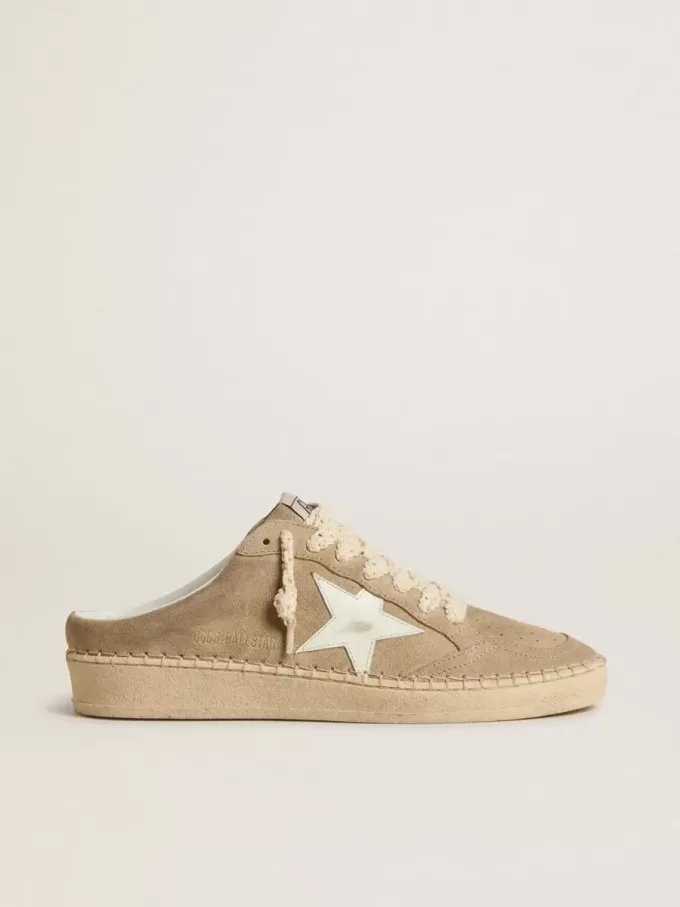 Sabot Ball Star para mujer en ante beige con estrella de piel blanca Sabot Ball Star para mujer en ante beige con estrella de piel blanca