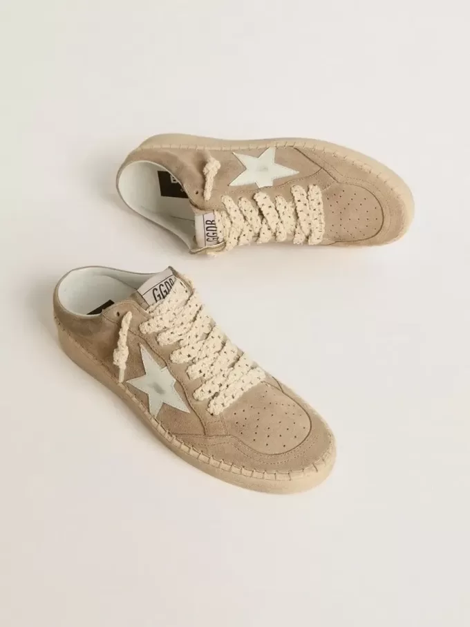 Sabot Ball Star para mujer en ante beige con estrella de piel blanca Sabot Ball Star para mujer en ante beige con estrella de piel blanca