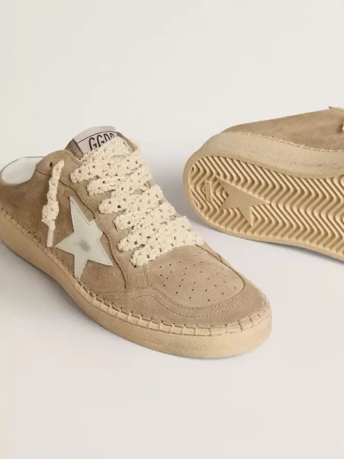 Sabot Ball Star para mujer en ante beige con estrella de piel blanca Sabot Ball Star para mujer en ante beige con estrella de piel blanca