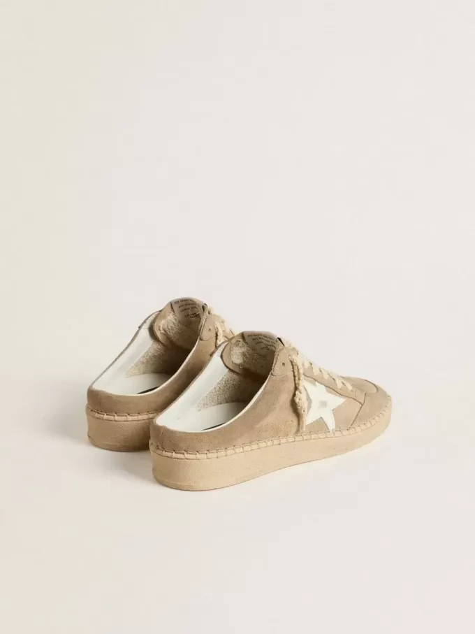 Sabot Ball Star para mujer en ante beige con estrella de piel blanca Sabot Ball Star para mujer en ante beige con estrella de piel blanca