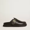 Sabot Lucy para mujer en piel negra brillante con hebilla metálica dorada Sabot Lucy para mujer en piel negra brillante con hebilla metálica dorada