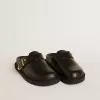 Sabot Lucy para mujer en piel negra brillante con hebilla metálica dorada Sabot Lucy para mujer en piel negra brillante con hebilla metálica dorada
