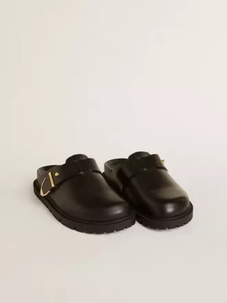 Sabot Lucy para mujer en piel negra brillante con hebilla metálica dorada