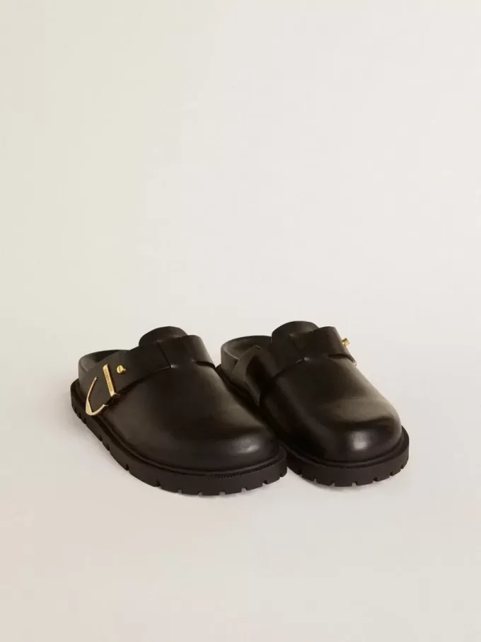 Sabot Lucy para mujer en piel negra brillante con hebilla metálica dorada Sabot Lucy para mujer en piel negra brillante con hebilla metálica dorada