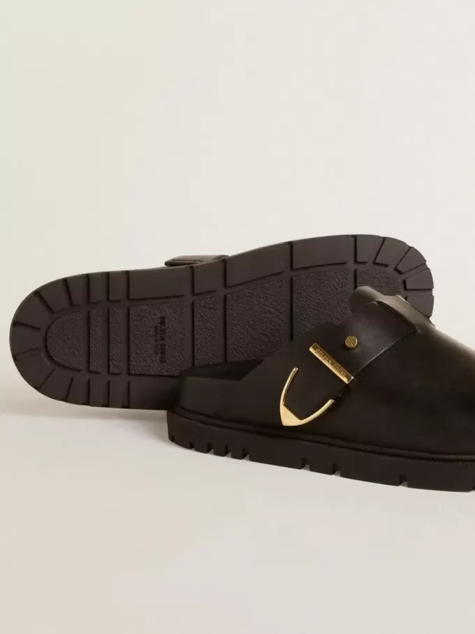 Sabot Lucy para mujer en piel negra brillante con hebilla metálica dorada Sabot Lucy para mujer en piel negra brillante con hebilla metálica dorada