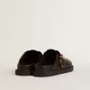 Sabot Lucy para mujer en piel negra brillante con hebilla metálica dorada Sabot Lucy para mujer en piel negra brillante con hebilla metálica dorada
