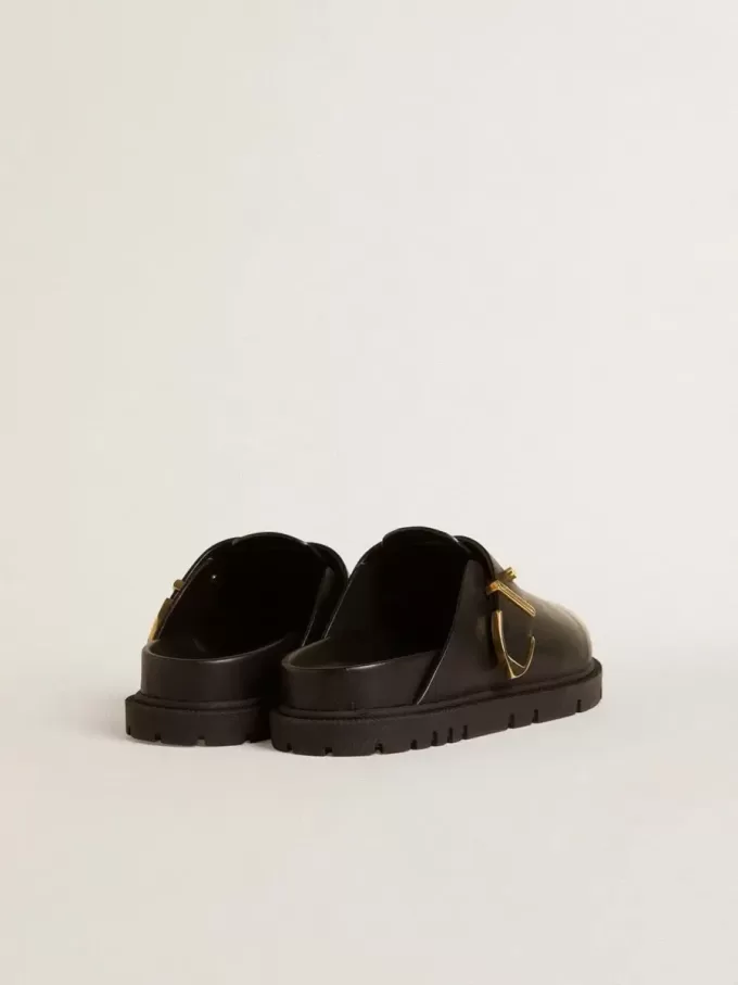 Sabot Lucy para mujer en piel negra brillante con hebilla metálica dorada Sabot Lucy para mujer en piel negra brillante con hebilla metálica dorada